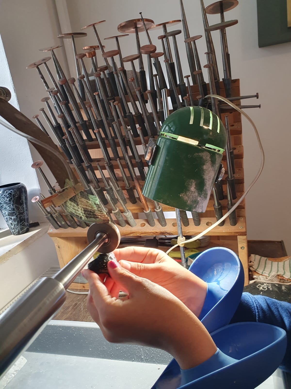 Opracování obsidiánu v dílně brusičky drahých kamenů