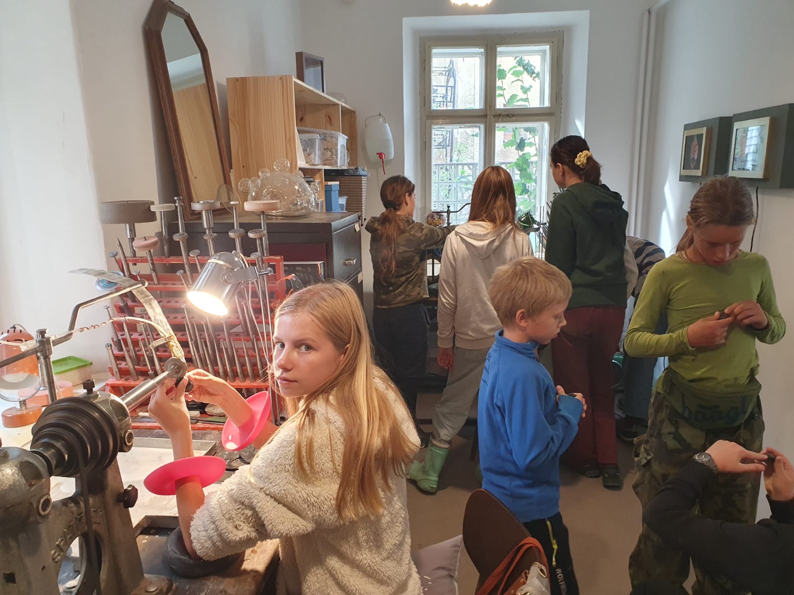 Děti při návštěvě dílny brusičky drahých kamenů a skla