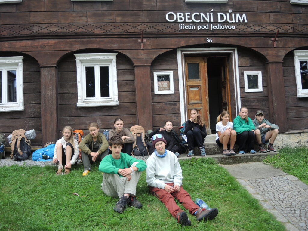 Odpočinek žáků před obecním domem v Jiřetíně pod Jedlovou