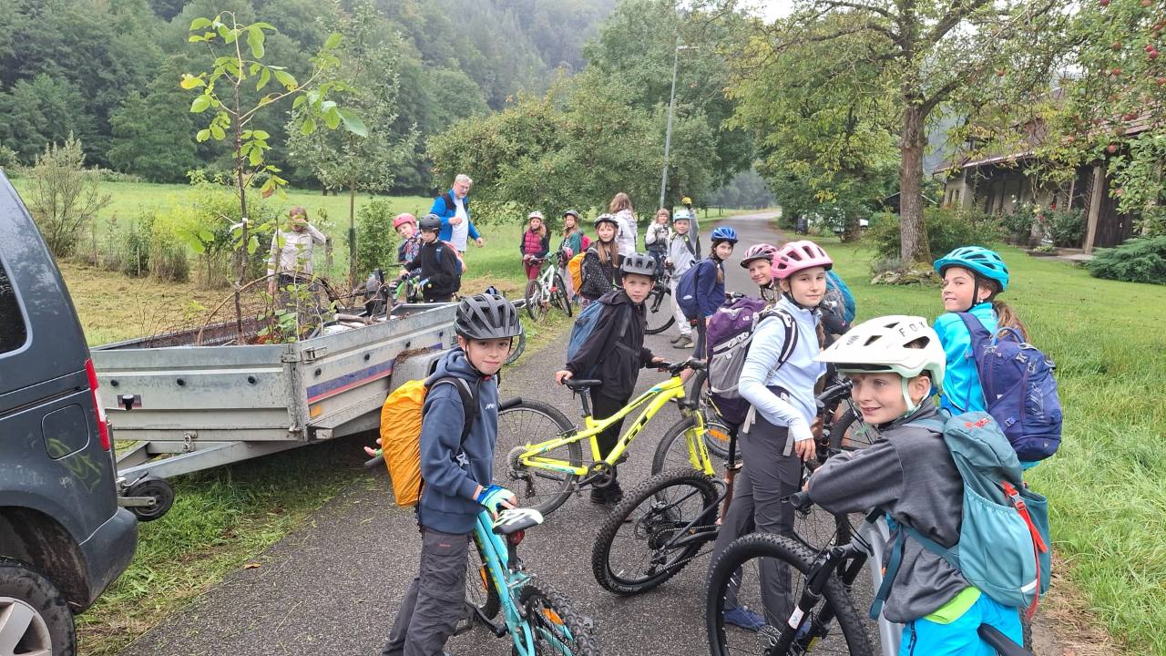 Žáci páté třídy Lesves s jízdními koly při cestě do Rakous